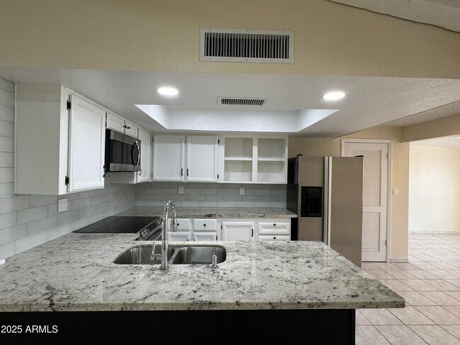Building Photo - 5502 W Frier Dr