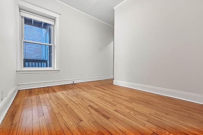 Building Photo - Large 3-bed/1-bath Apartment in the Heart of Rogers Park!