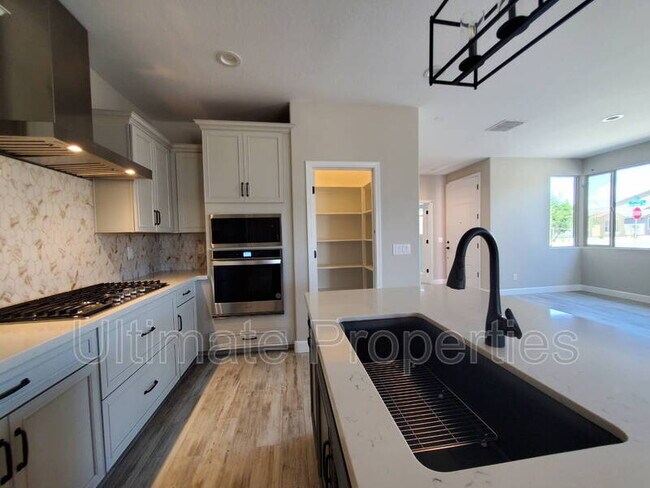 Building Photo - 835 N 110th Ave