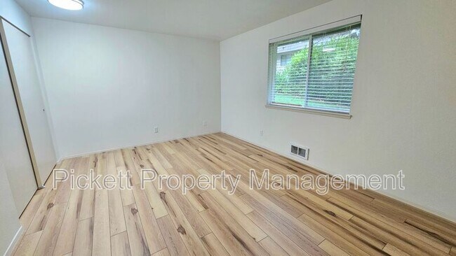 Building Photo - 6449 Lewis NE Dr