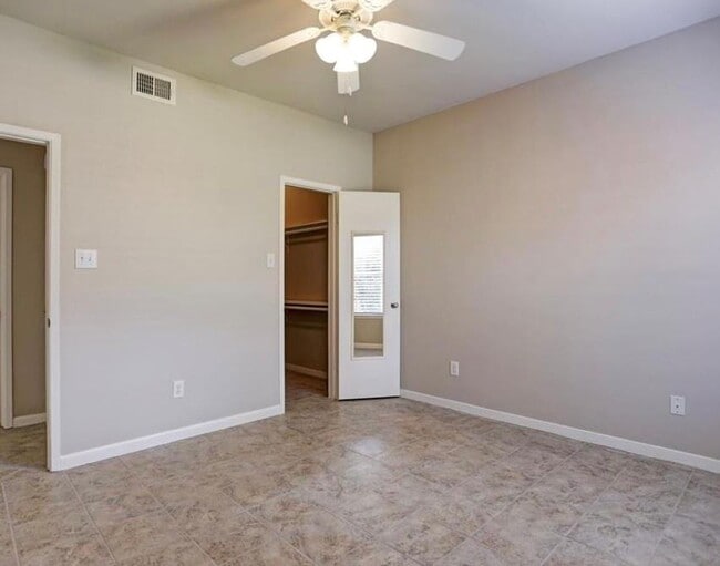 Building Photo - Prime Location in West University Area! First floor unit with open floor plan, tile floors throug...