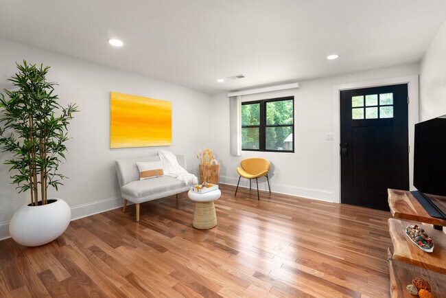 Building Photo - 5708 Southampton Rd