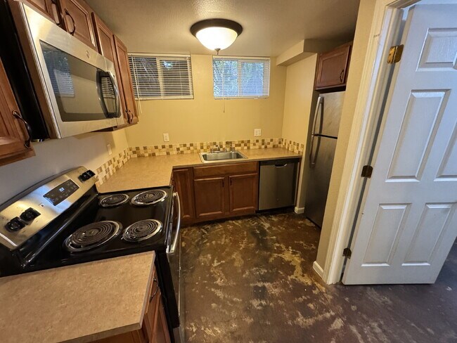 Building Photo - **HALF OFF Third Months Rent** 1 Bedroom in SW Portland - Johns Landing