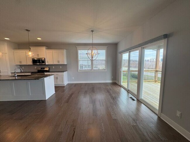 Building Photo - Luxury 5BR 4 BA Home w/ Pool and Clubhouse Access in GREAT location!