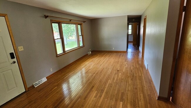 Building Photo - For Rent 5 Bed, 2 Bath, 2 stall garage,  single family home