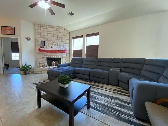 Building Photo - 5021 Pearl Cres Ln