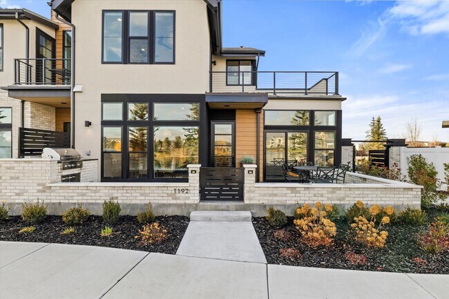 Building Photo - Waterfront End-Unit | 3 Bed | 3 Bath | 2,189 Sq. Ft. | Gated Community | Luxury Lake Living