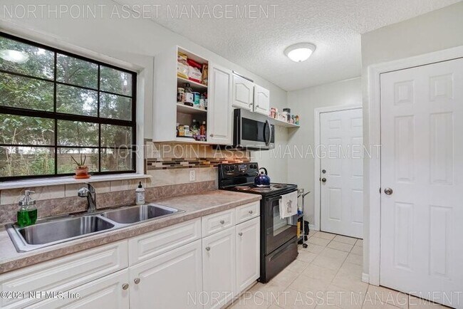 Building Photo - Very cute 2/1 home available for rent