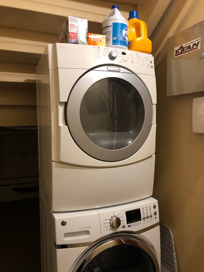 Building Photo - Large 2 bed / 1 bath Condo on North End of...