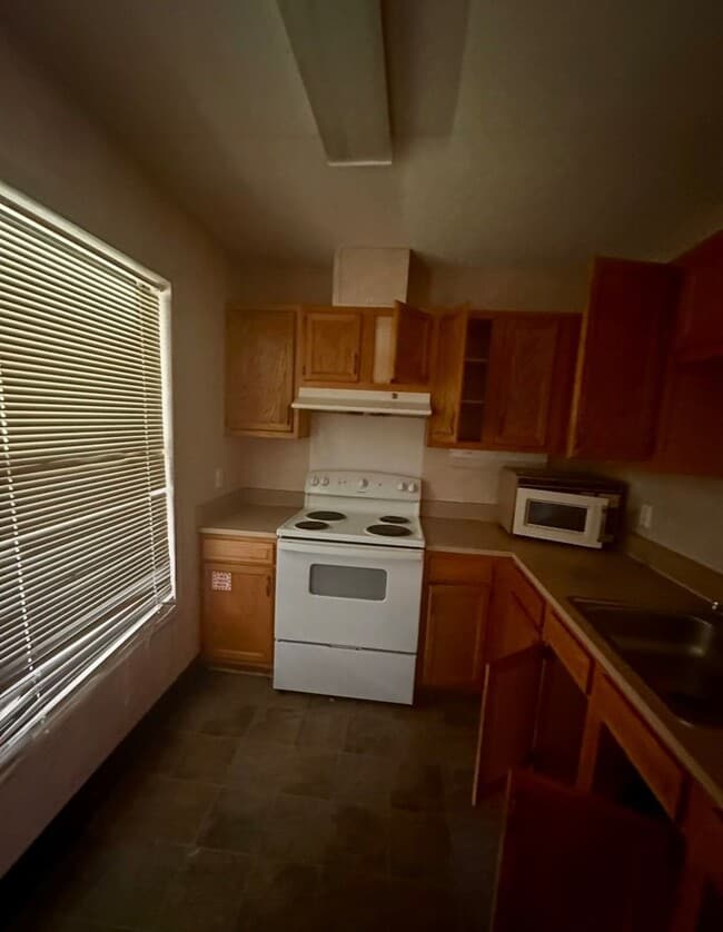 Building Photo - 4 Bed/2 Bath Home
