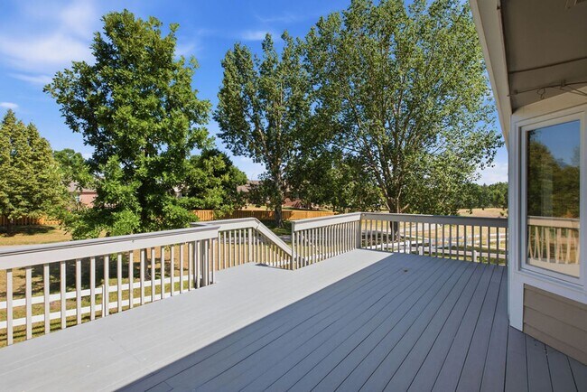 Building Photo - 4 Bedroom 3 Bathroom Duplex in Emerald Glen