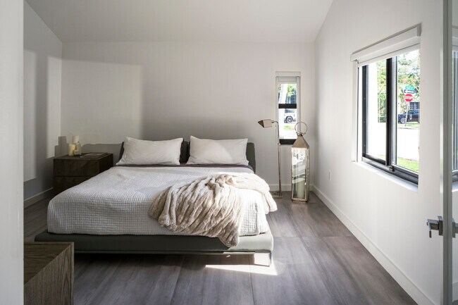 Building Photo - 259 N Coconut Ln