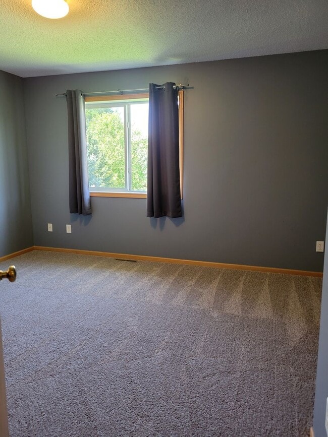 Building Photo - Spacious End Unit Townhouse