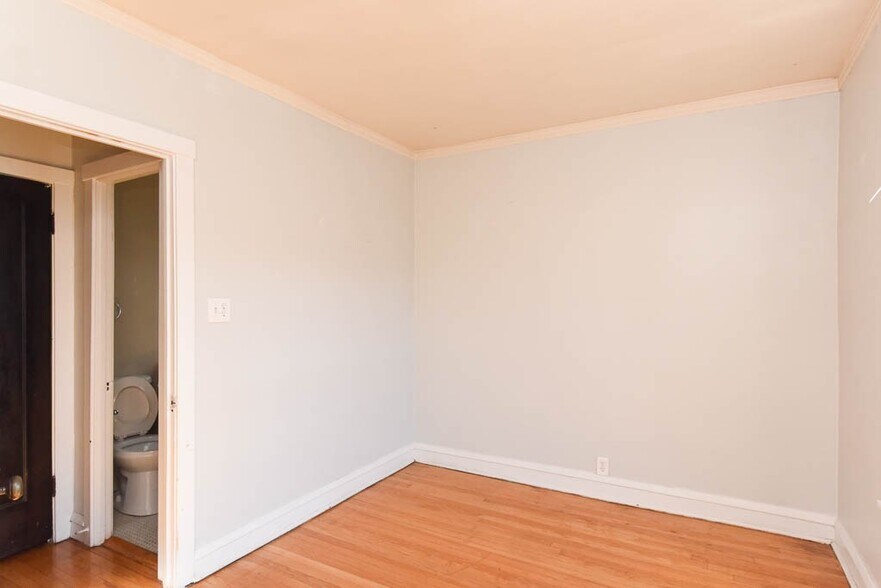 Building Photo - 2105 W Ainslie St