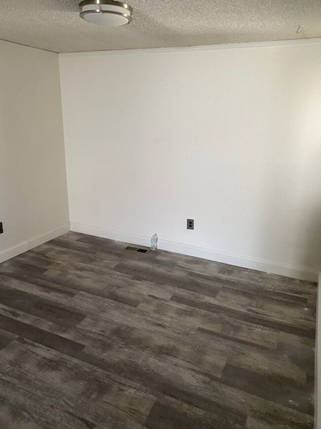 Building Photo - Spacious home on Large Lot