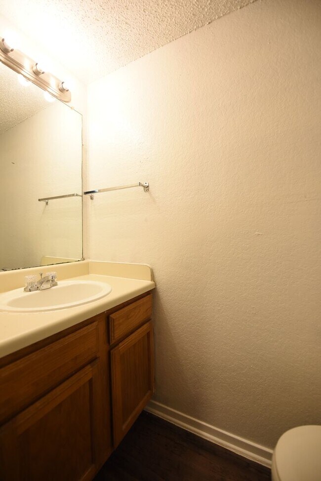 Building Photo - Spacious 2 story town home with fenced yard!