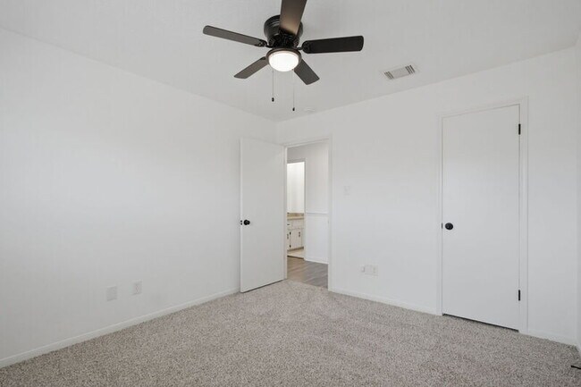 Building Photo - 66 T Huxley Ln