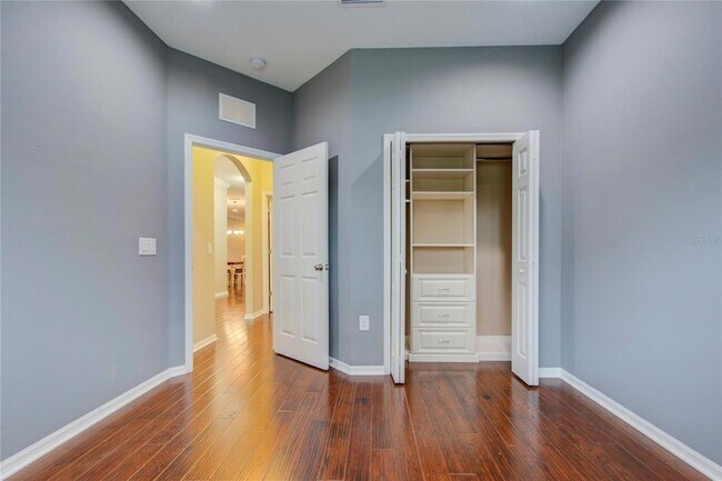 Building Photo - 1122 Oakcrest Dr