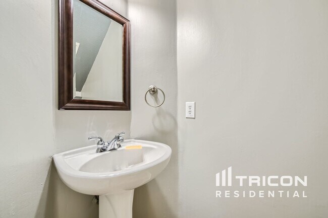 Building Photo - 2785 Greenway Dr