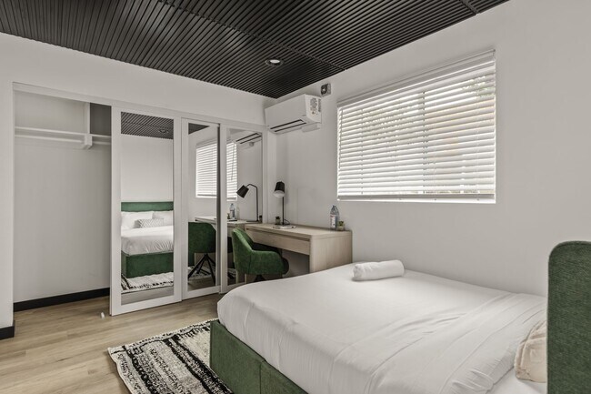 Building Photo - A 5 bedroom, 4 bathroom Fully Furnished Apartment at 1515 1/2 Selby Ave.