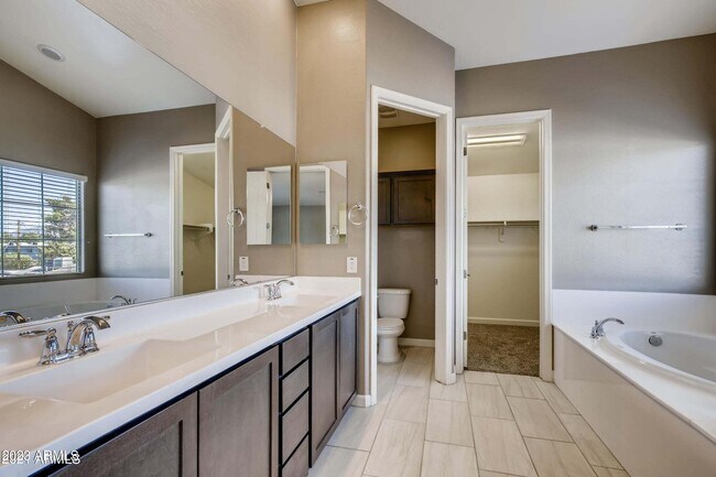 Building Photo - 3043 N 33rd Pl