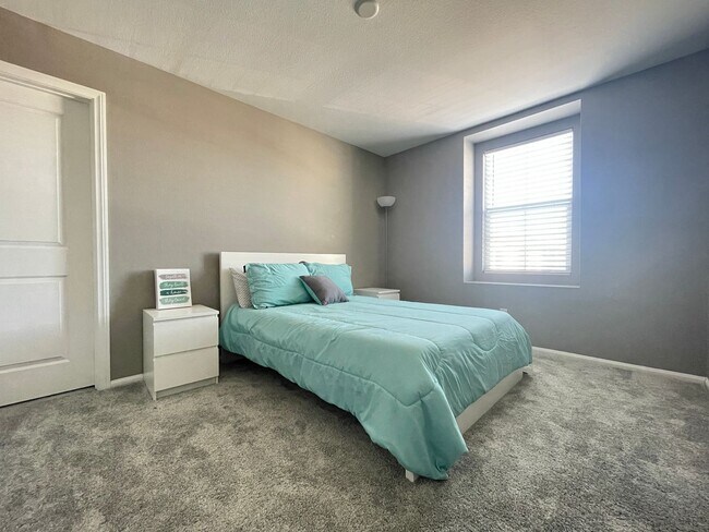 Building Photo - (Fully Furnished) 4 Bedroom + Loft,  3 Ful...