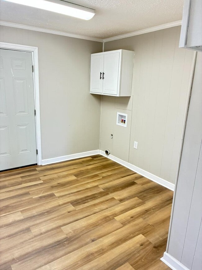 Building Photo - 1612 Dartmore Dr N