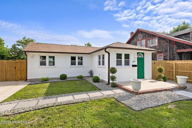 Primary Photo - 607 Warren Ave