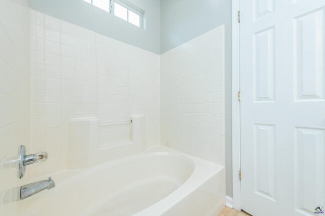 Building Photo - 100 Oldfield Ct