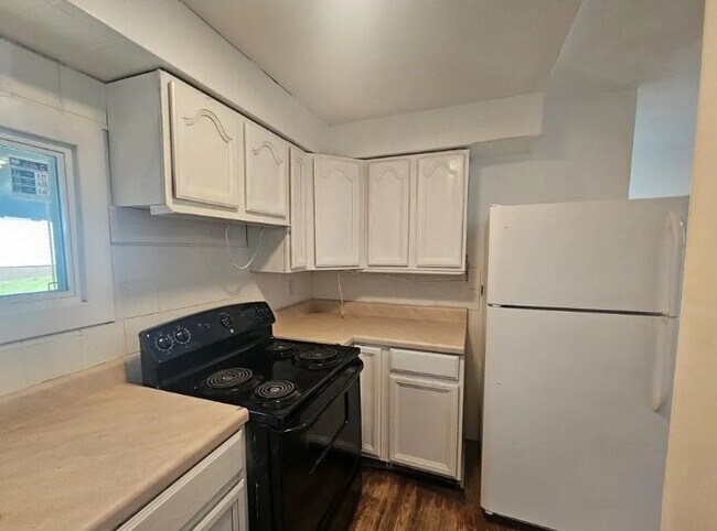 Building Photo - 807 Hazlett Ave