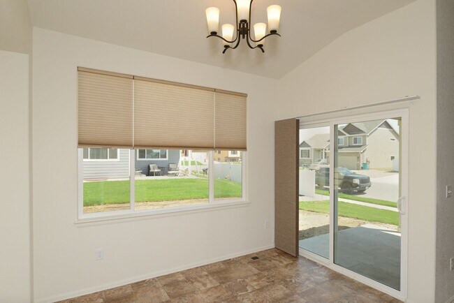 Building Photo - 3 Bedroom 2 Bath Ranch-Style Home