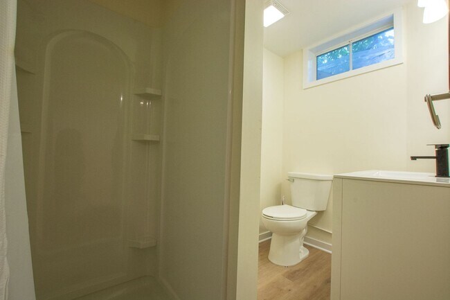 Building Photo - Beautifully Remodeled 3 Bedroom / 2 Bath i...