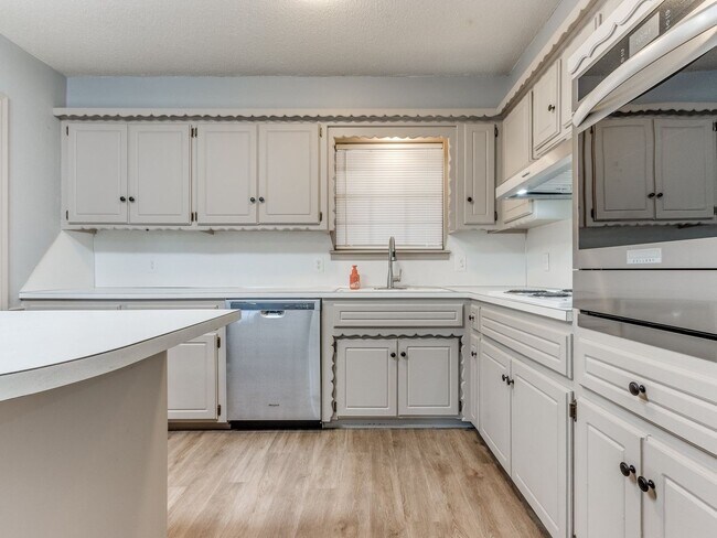 Building Photo - 3 Bed 2 Bath 2 Car Garage in Shawnee!