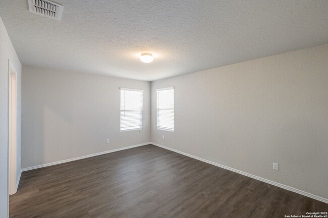 Building Photo - 4 Bedrooms 2 and 1/2 Baths