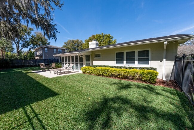 Building Photo - 6 month lease- AVAIL IN AUGUST- Immaculate...