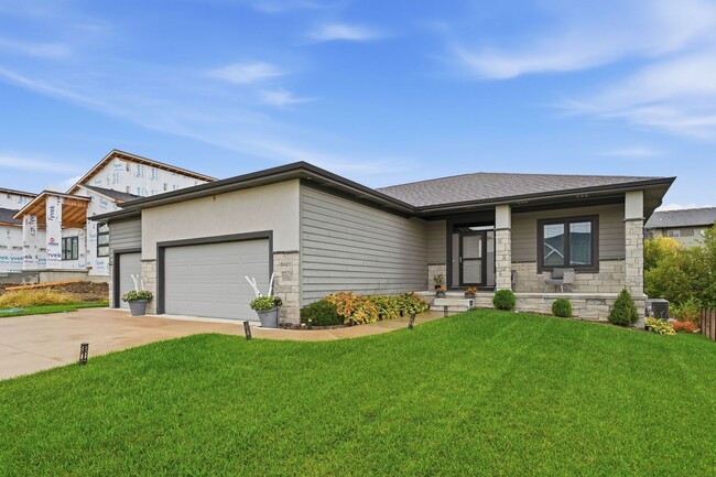 Building Photo - Awesome 4 Bedroom LIKE NEW!