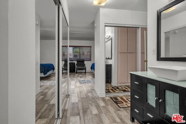 Building Photo - 5334 Lindley Ave