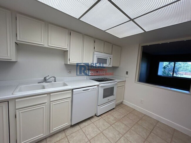 Building Photo - 14390 E Marina Dr