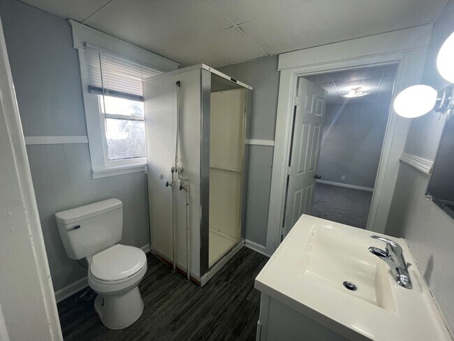 Building Photo - Updated 2 Bedroom House W/ Fenced Yard and...