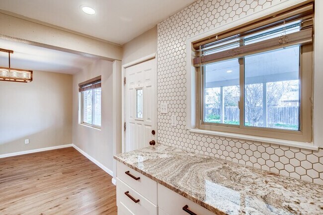 Building Photo - 1054 N Revere St