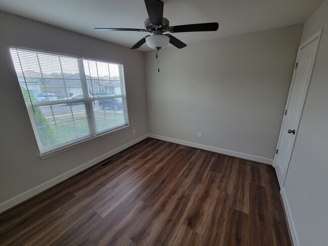 Building Photo - 9318 N Robinhood Ave