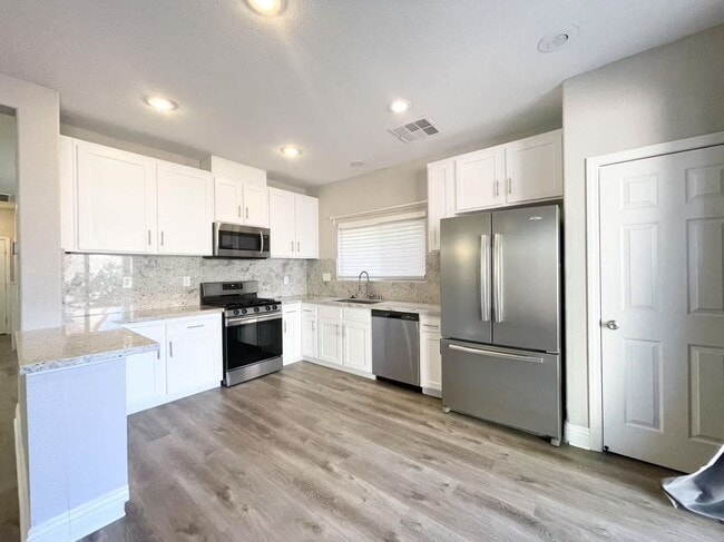 Building Photo - Nice two-story home with 4 bedrooms