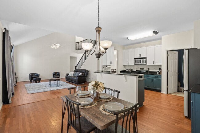 Building Photo - Gorgeous 4 Bedroom Home with Spacious Layo...