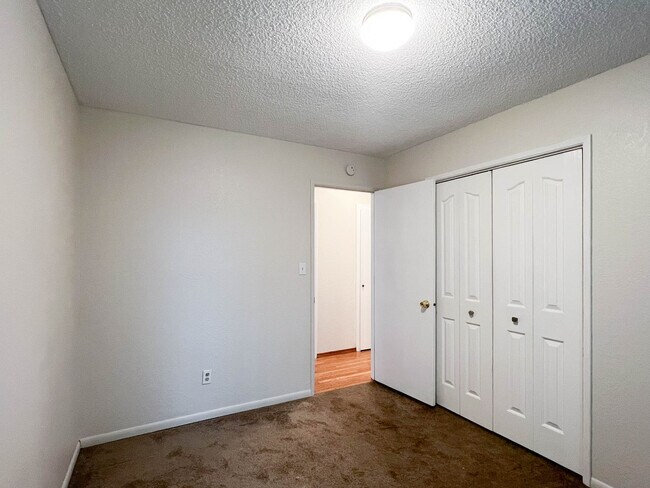 Building Photo - 1235 Crescent Dr