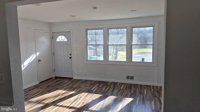 Building Photo - 5004 Meadowbrook Dr