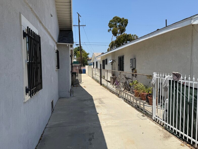 Building Photo - 1493 W 47th St