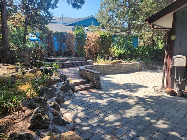 Building Photo - 611 NE Tracker Ct