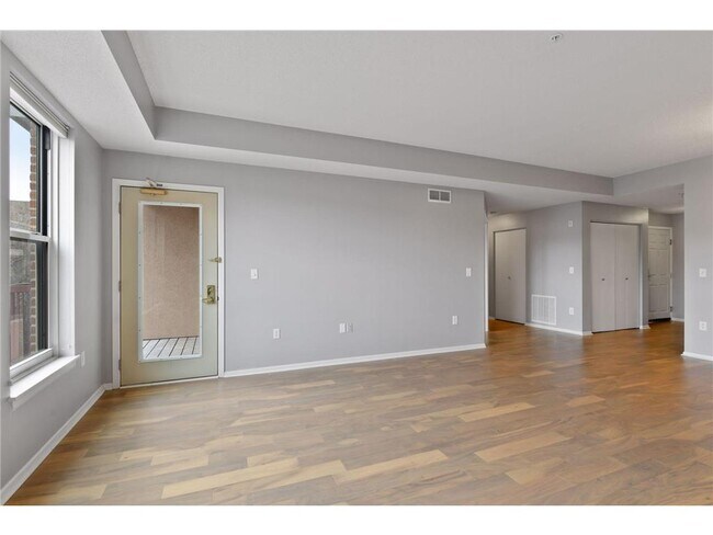 Building Photo - 560 2nd St