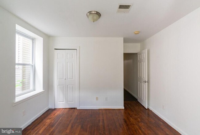 Building Photo - 305 N 41st St