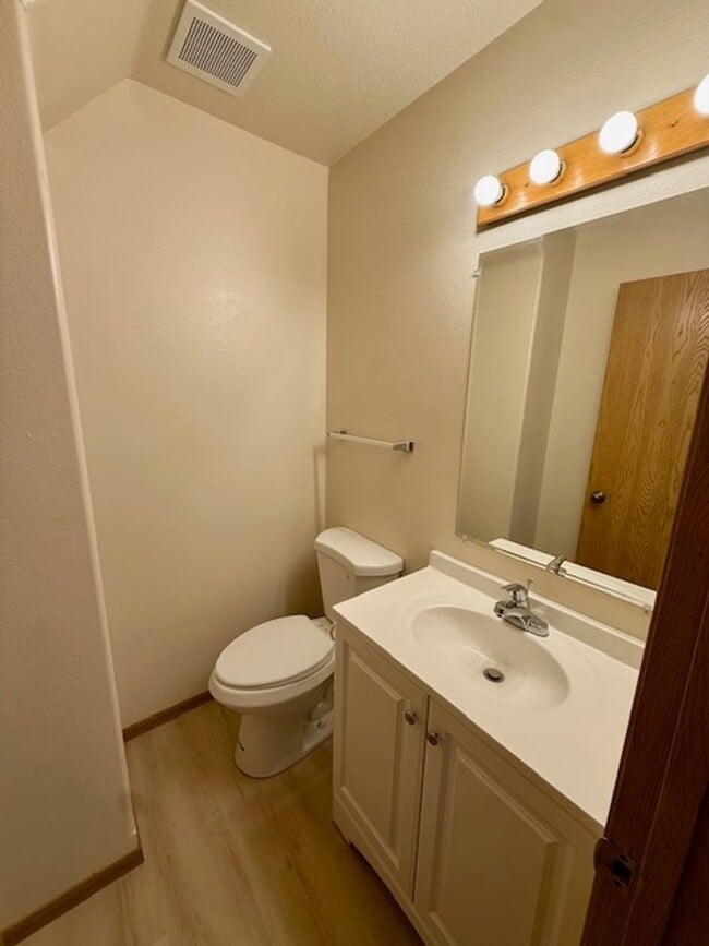 Building Photo - Pets Welcome - 3 Bed, 1.5 Bath Unit in the...